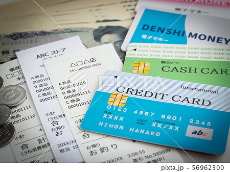 キャッシュレス　マネー　カード　決済　レシート　現金　購入履歴　クレジットカード　キャッシュカード 56962300