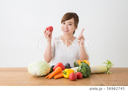 野菜と女性 56962745