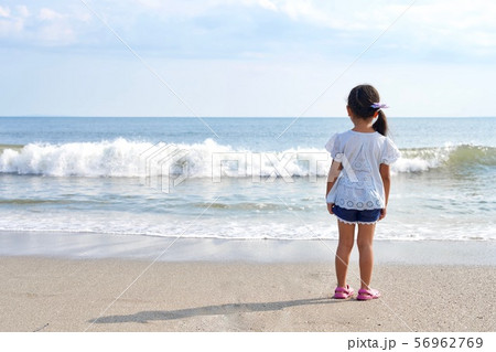海と空を見つめる女の子の写真素材
