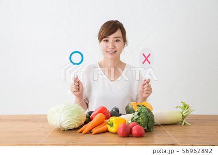 野菜と女性 56962892