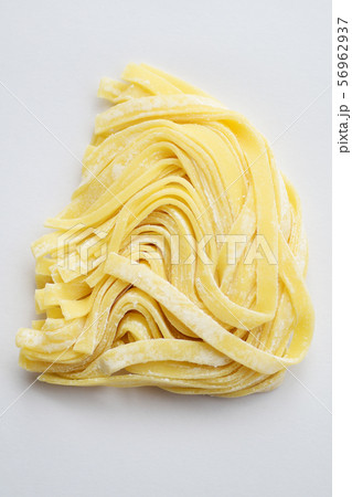 フェットチーネ フィットチーネ 生パスタ 小麦粉 麺類 イタリアン 白バック 食べ物 フード フェットチーネ フィットチーネ 生パスタ 小麦粉 麺類 イタリアン 白バック 食べ物 フード 56962937