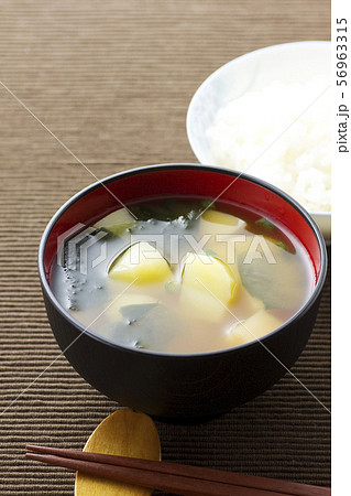 じゃが芋とワカメの味噌汁11 じゃが芋とワカメの味噌汁11 56963315