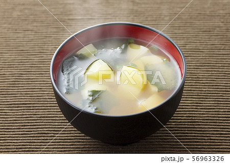 じゃが芋とワカメの味噌汁18 56963326