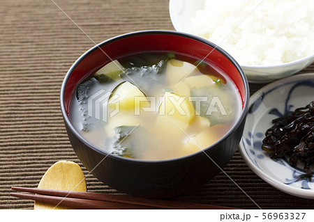 じゃが芋とワカメの味噌汁19 じゃが芋とワカメの味噌汁19 56963327