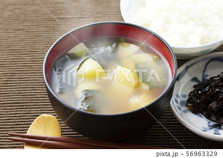 じゃが芋とワカメの味噌汁20 56963329