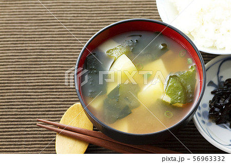 じゃが芋とワカメの味噌汁23 56963332