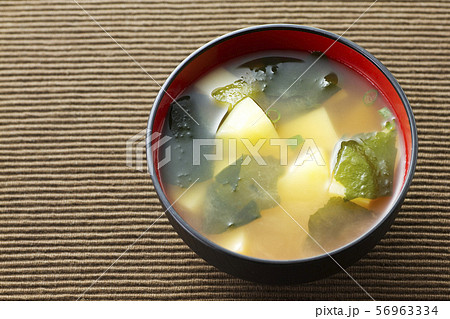 じゃが芋とワカメの味噌汁25 じゃが芋とワカメの味噌汁25 56963334
