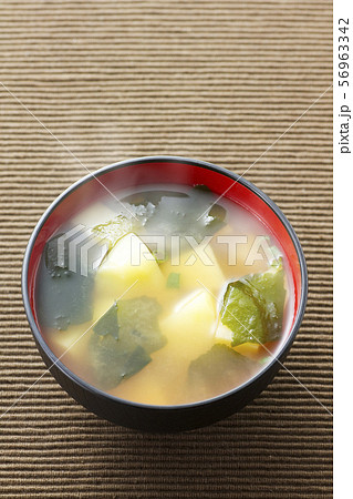 じゃが芋とワカメの味噌汁32 56963342