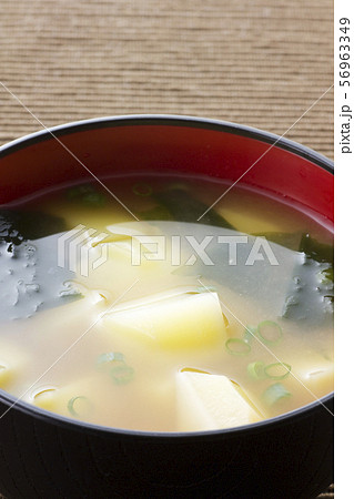 じゃが芋とワカメの味噌汁37 56963349