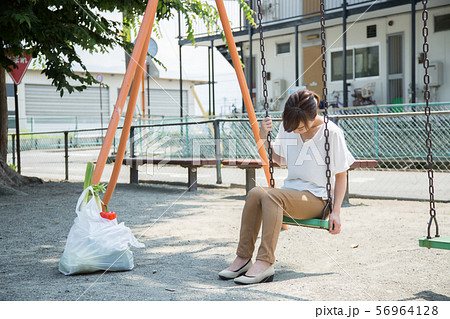 公園にいる主婦 56964128