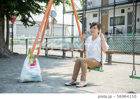 公園にいる主婦 公園にいる主婦 56964150