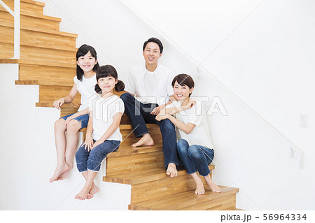 家族 親子 ファミリー 女性 子供 家族 親子 ファミリー 女性 子供 56964334