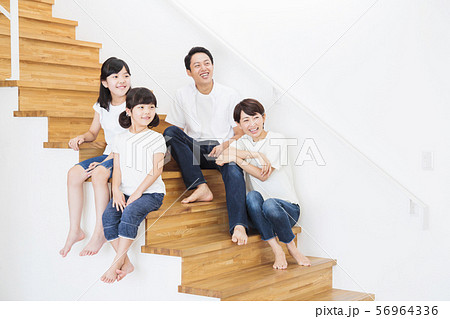 家族 親子 ファミリー 女性 子供 家族 親子 ファミリー 女性 子供 56964336