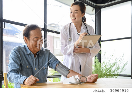 シニアライフスタイル　訪問介護・医療　健康・血圧 56964916