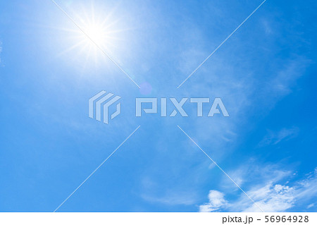 梅雨時期の晴れ間　空　雲　コピースペース　積雲　初夏の空　広いコピースペース 56964928