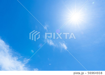 梅雨時期の晴れ間　空　雲　コピースペース　積雲　初夏の空　広いコピースペース 56964938