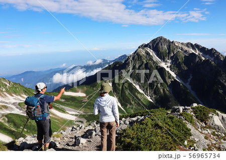 夏の剱岳を指すハイカー 56965734