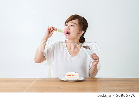 スイーツと女性 スイーツと女性 56965770