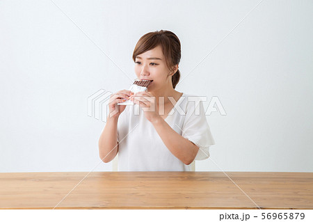 スイーツと女性 56965879