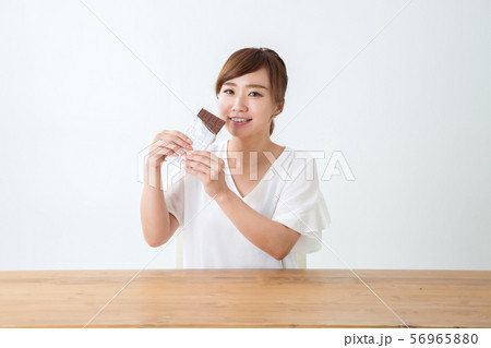 スイーツと女性 56965880
