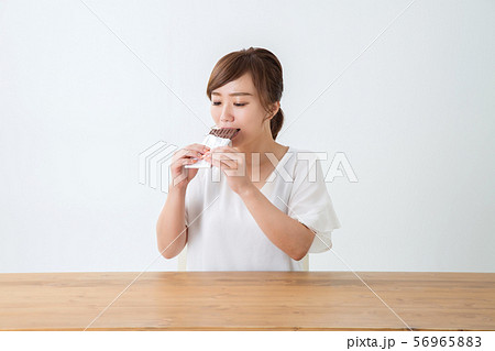 スイーツと女性 スイーツと女性 56965883