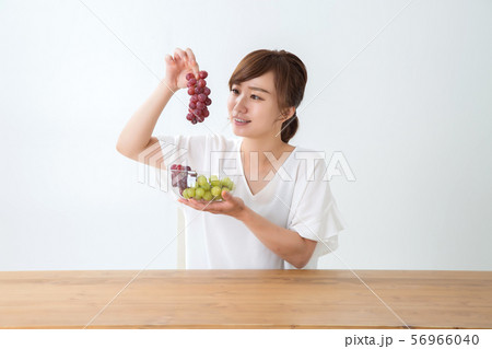 食べる女性 56966040