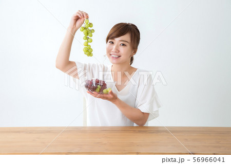 食べる女性 56966041
