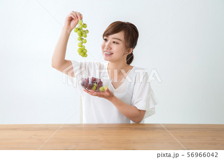 食べる女性 56966042