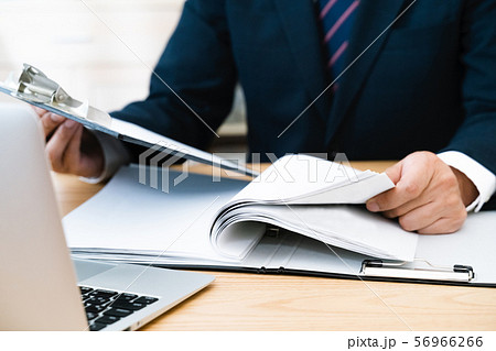 書類とビジネスマン 56966266