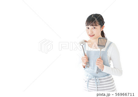 クッキングをする若い女性 56966711