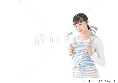 クッキングをする若い女性 56966714