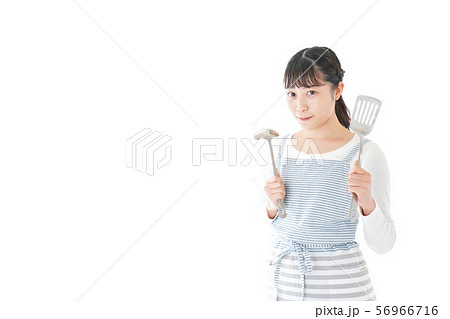 クッキングをする若い女性 56966716