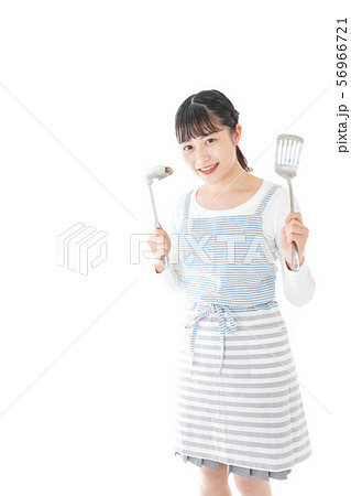 クッキングをする若い女性 56966721