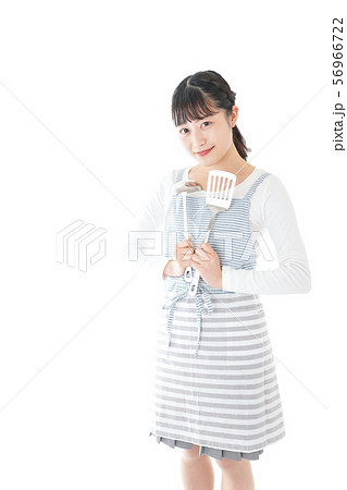 クッキングをする若い女性 56966722