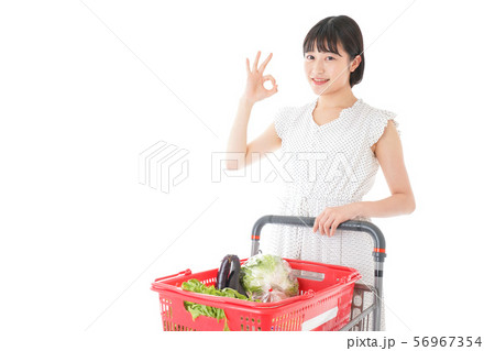 スーパーでOKサインをする若い女性 56967354
