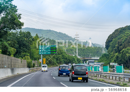 滋賀県 名神高速道路を走行中の自動車 混雑情報の標識 滋賀県 名神高速道路を走行中の自動車 混雑情報の標識 56968658