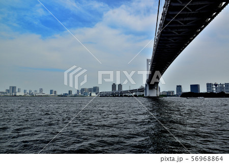 芝浦埠頭から見るレインボーブリッジ 晴海埠頭 芝浦埠頭から見るレインボーブリッジ 晴海埠頭 56968864