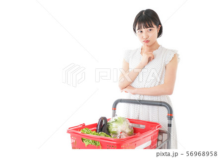 スーパーで考える若い女性 56968958