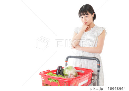 スーパーで考える若い女性 56968964