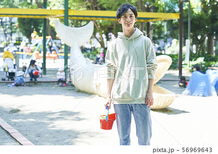 イクメン 若い男性 ファミリー 親子 ベビーシッター の写真素材