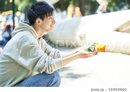 イクメン 若い男性 ファミリー 親子 ベビーシッター イクメン 若い男性 ファミリー 親子 ベビーシッター 56969660