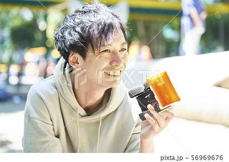 イクメン 若い男性 ファミリー 親子 ベビーシッター イクメン 若い男性 ファミリー 親子 ベビーシッター 56969676