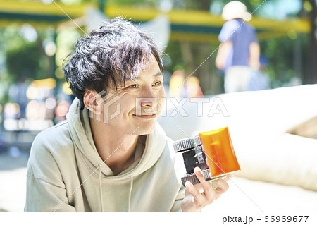 イクメン 若い男性 ファミリー 親子 ベビーシッター イクメン 若い男性 ファミリー 親子 ベビーシッター 56969677