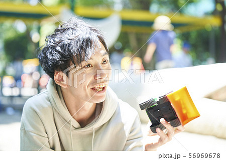 イクメン　若い男性　ファミリー　親子　ベビーシッター　　 56969678