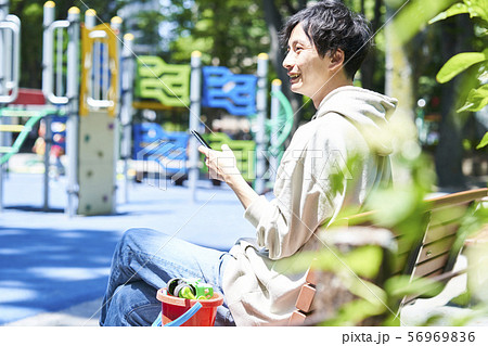 イクメン　若い男性　ファミリー　親子　ベビーシッター　　 56969836