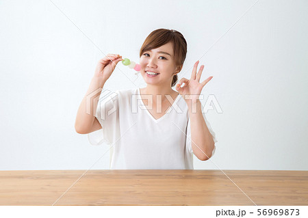 食べる女性 56969873