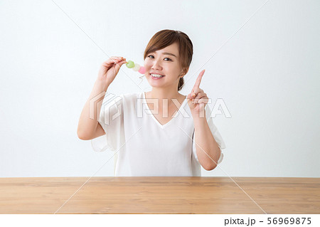 食べる女性 食べる女性 56969875