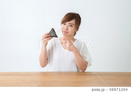 食べる女性 56971204