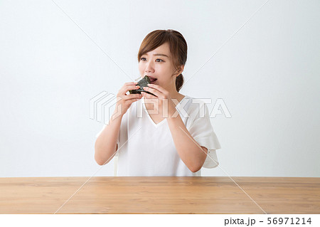 食べる女性 食べる女性 56971214
