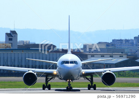 飛行機 滑走路 飛行機 滑走路 56971290